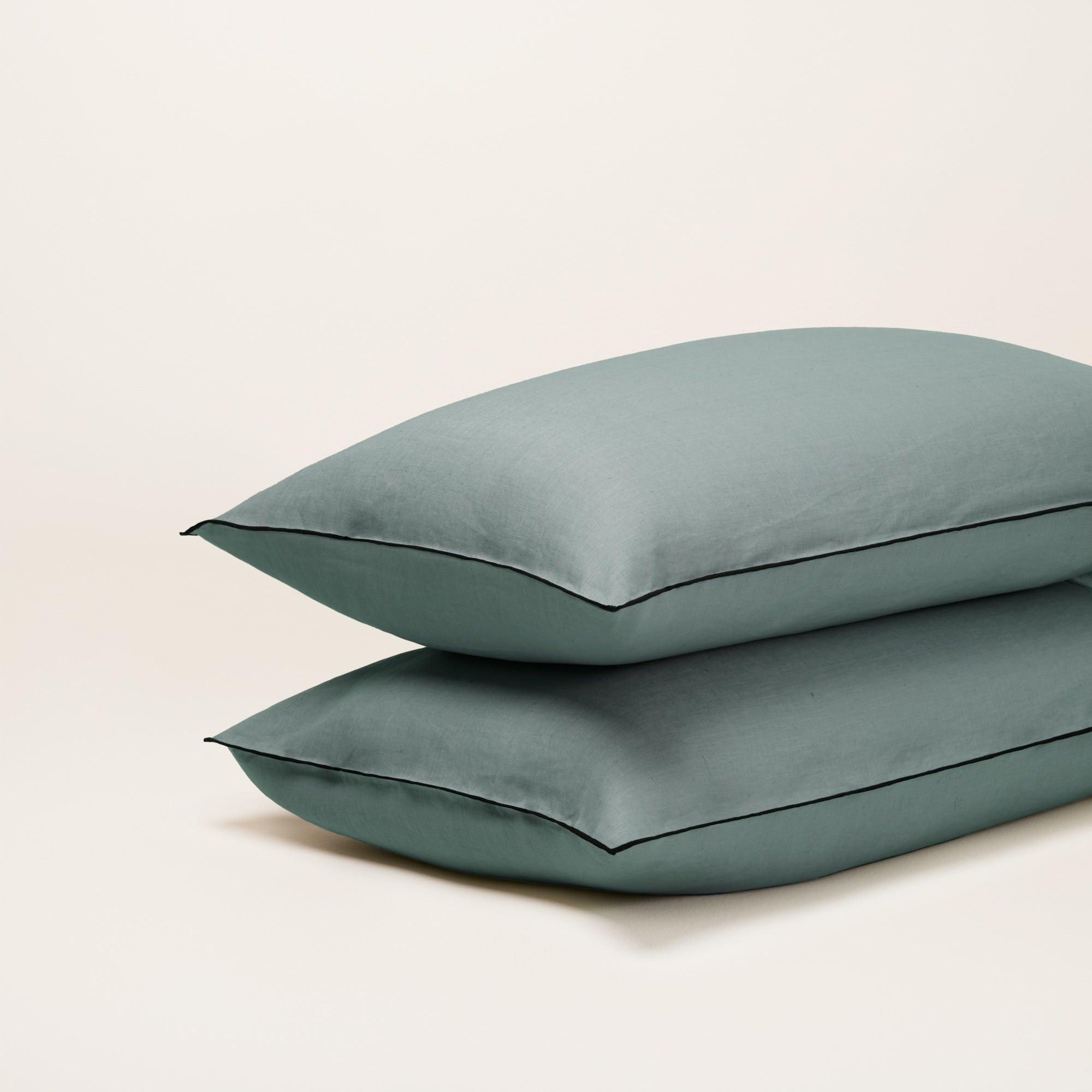 Lot de 2 taies d'oreiller CARLINA vert de gris et bourdon noir