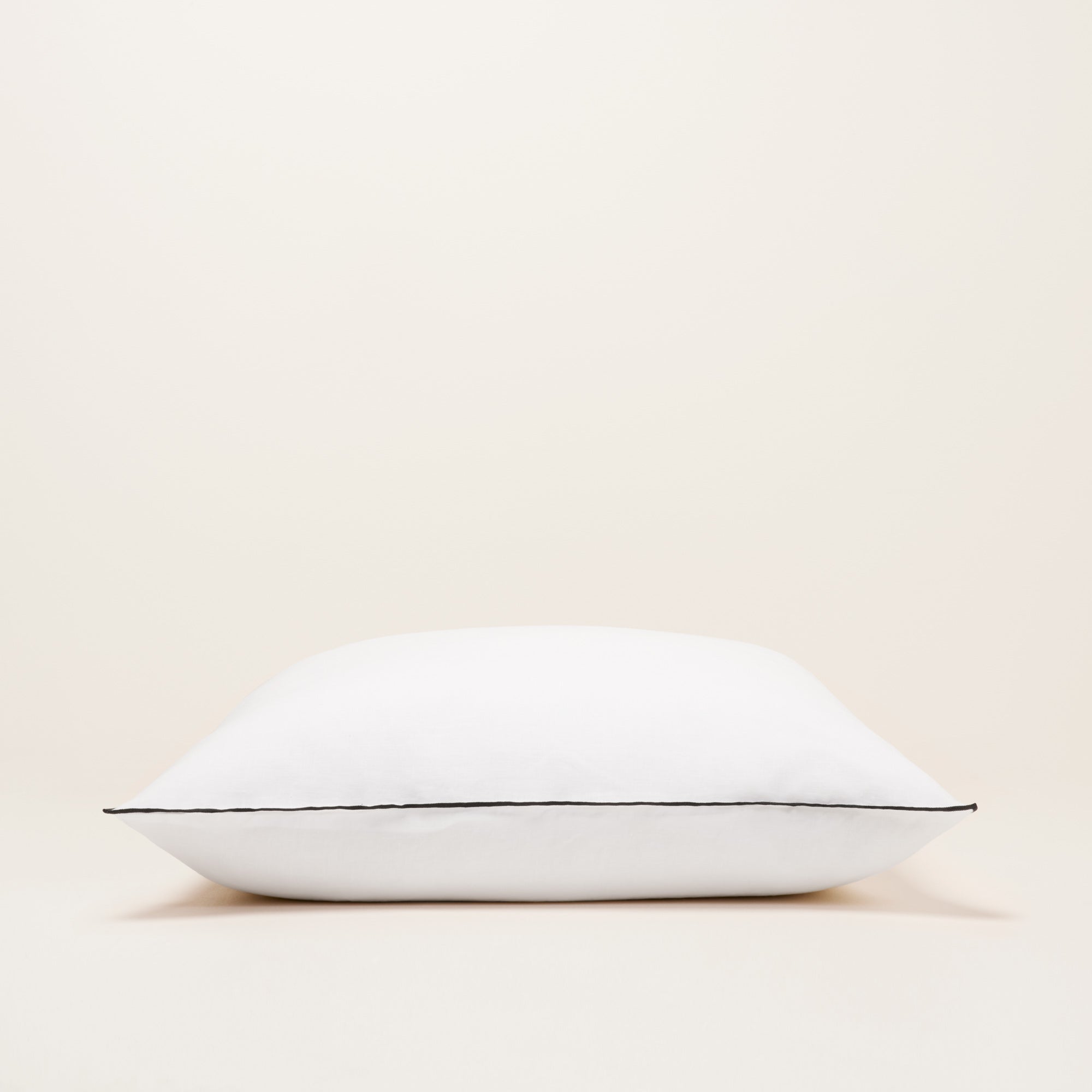 Lot de 2 taies d'oreiller CARLINA blanc pur et bourdon noir