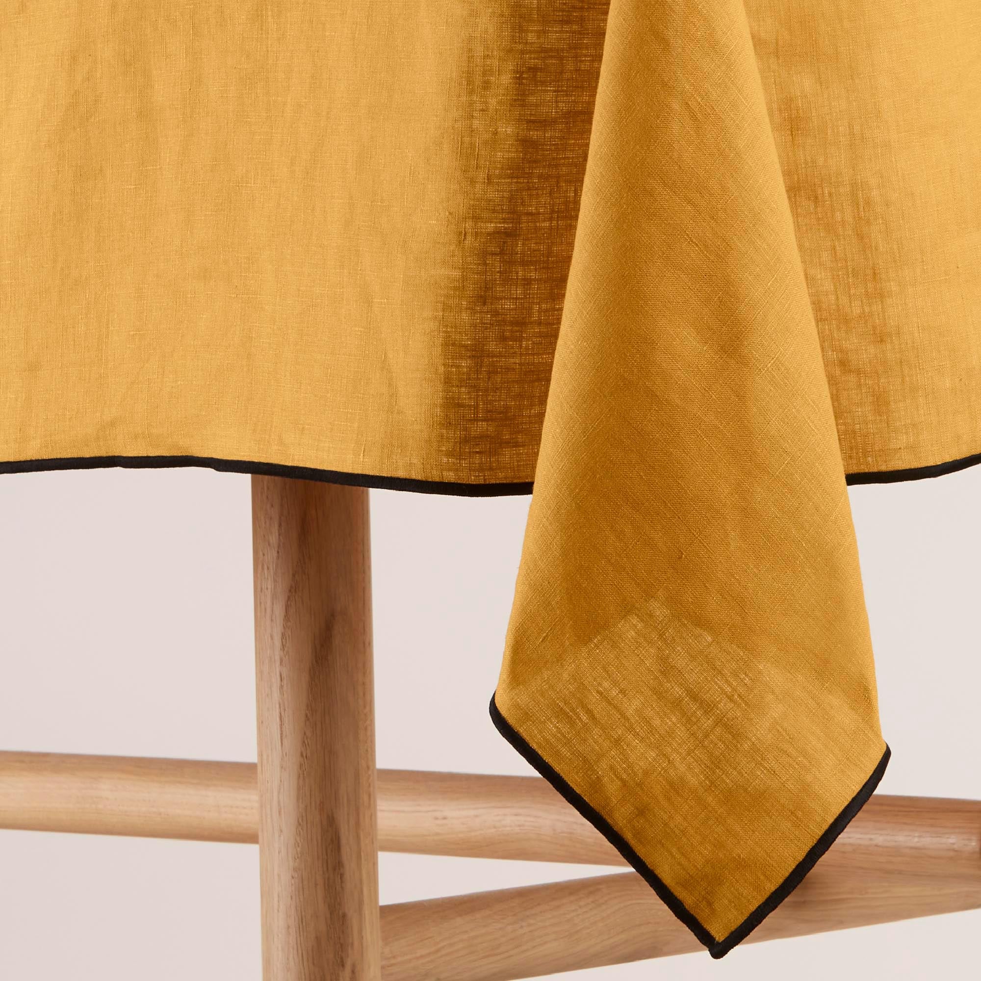 Nappe carrée CARLINA ocre et bourdon noir