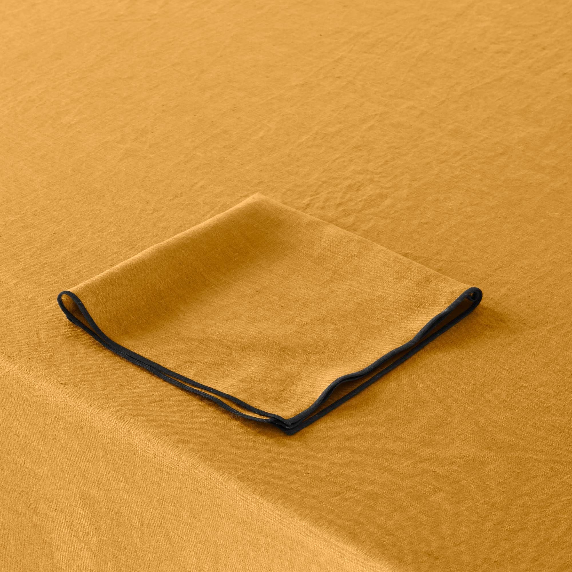 Nappe carrée CARLINA ocre et bourdon noir