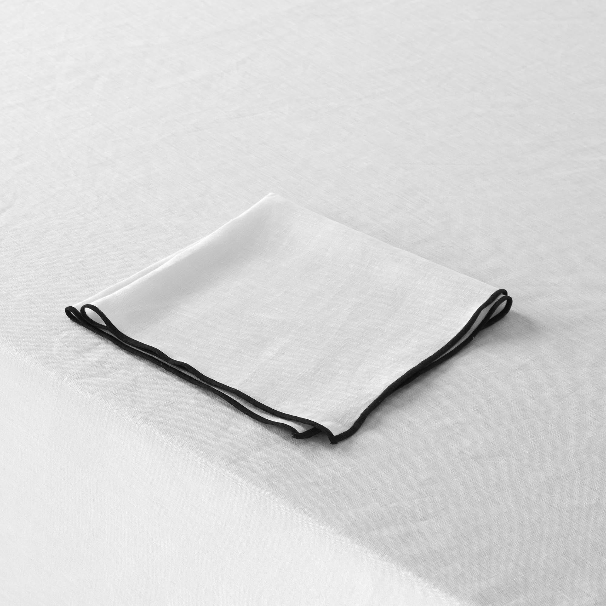 Nappe carrée CARLINA blanc pur et bourdon noir