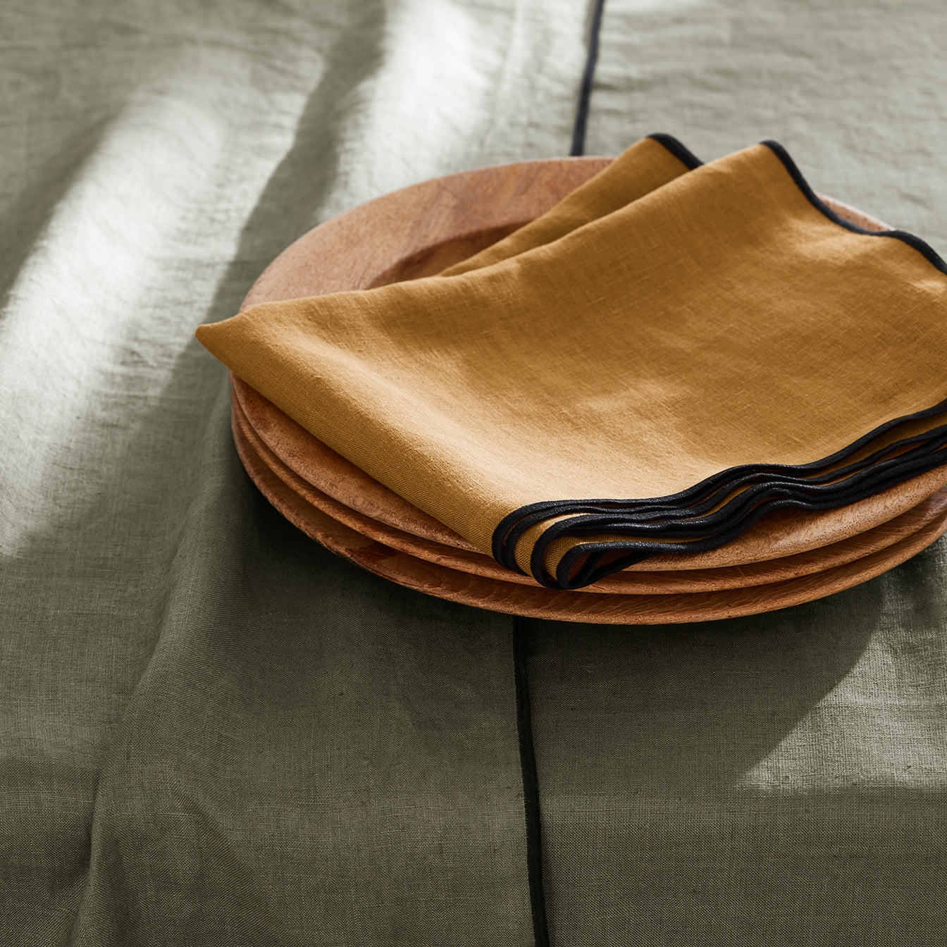 Nappe rectangulaire CARLINA kaki grisé et bourdon noir