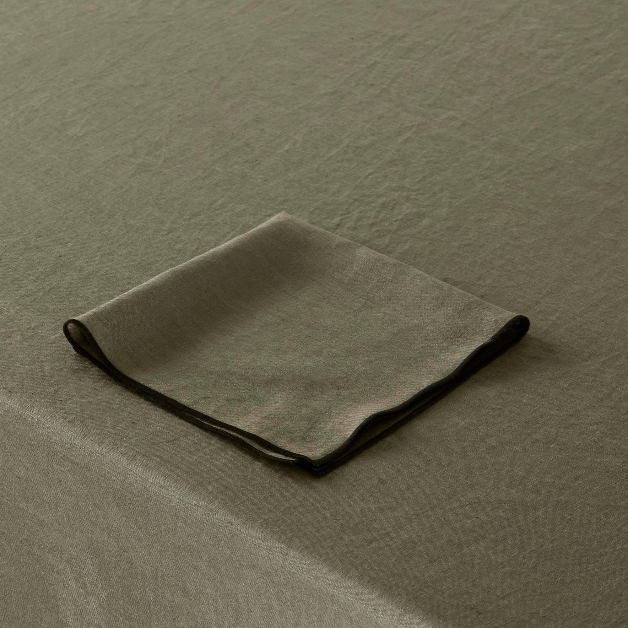 Nappe rectangulaire CARLINA kaki grisé et bourdon noir