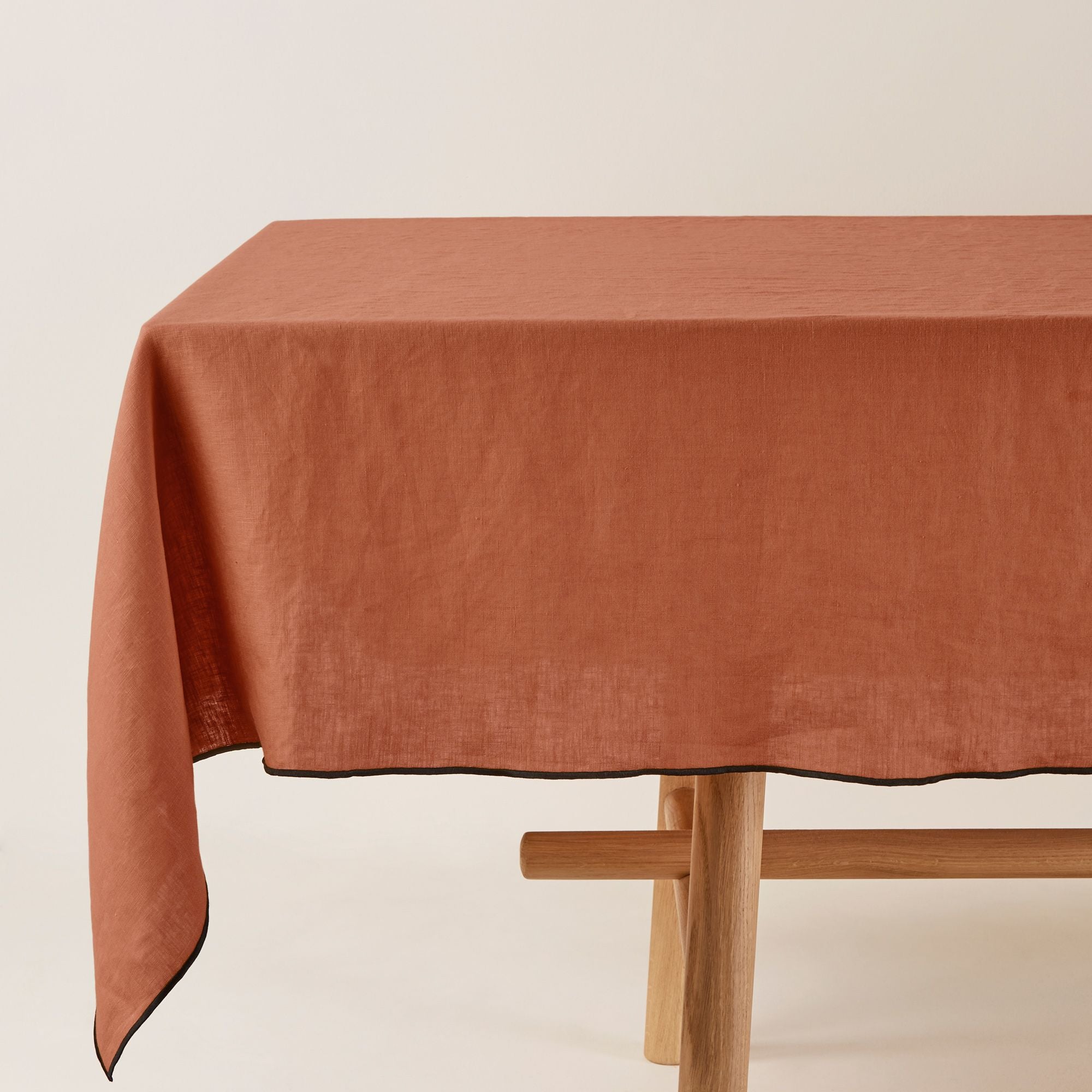 Nappe rectangulaire CARLINA terracotta et bourdon noir