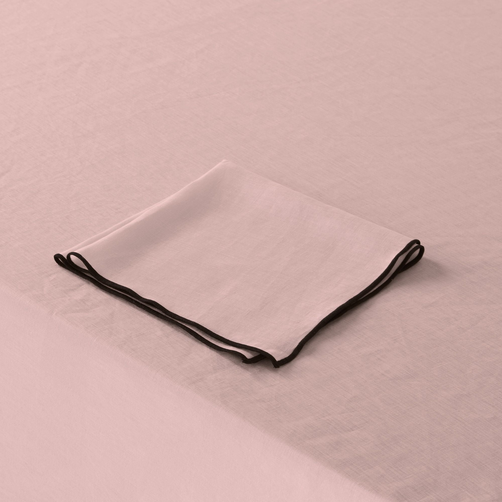 Nappe rectangulaire CARLINA rose poudré et bourdon noir