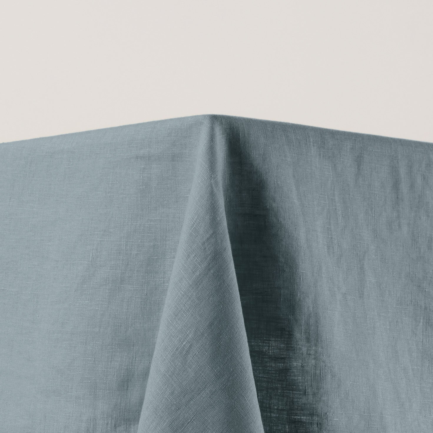 Nappe rectangulaire CARLINA vert de gris et bourdon noir