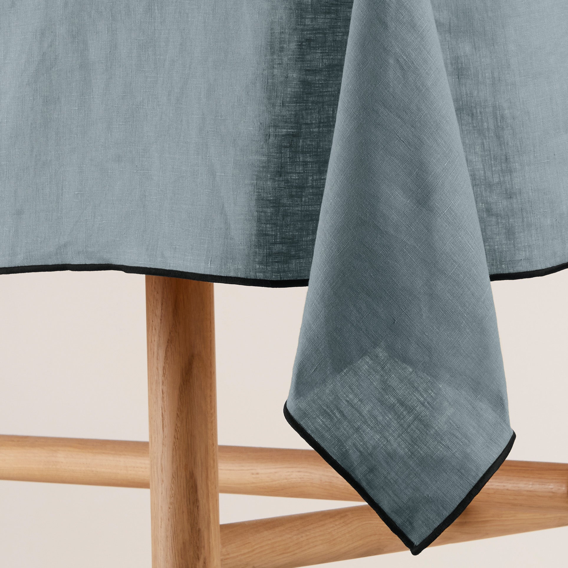Nappe rectangulaire CARLINA vert de gris et bourdon noir