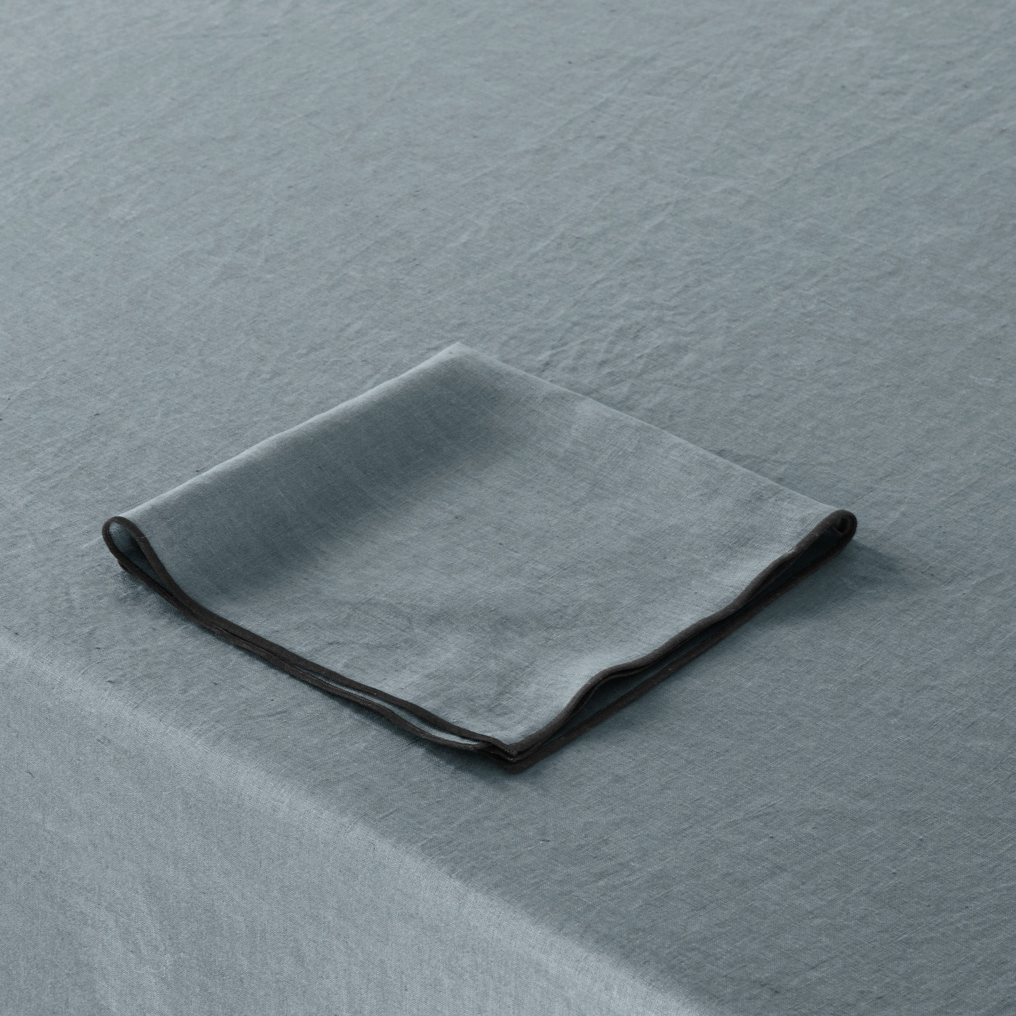 Nappe rectangulaire CARLINA vert de gris et bourdon noir