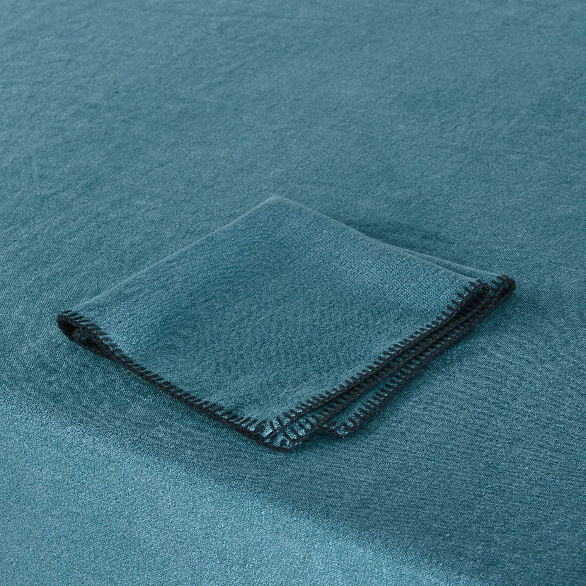 Nappe rectangulaire NINO indigo et feston noir