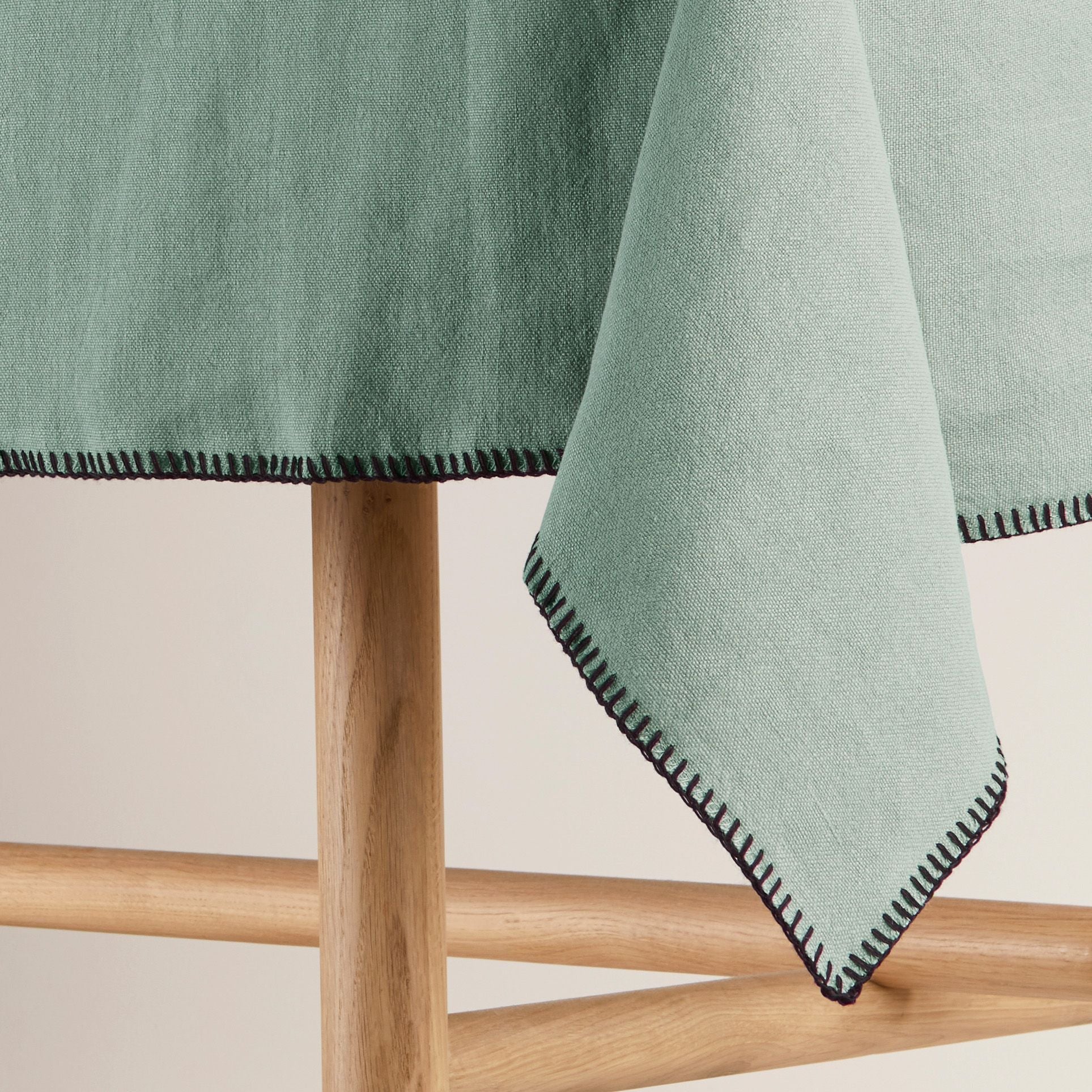 Nappe rectangulaire NINO vert de gris et feston noir