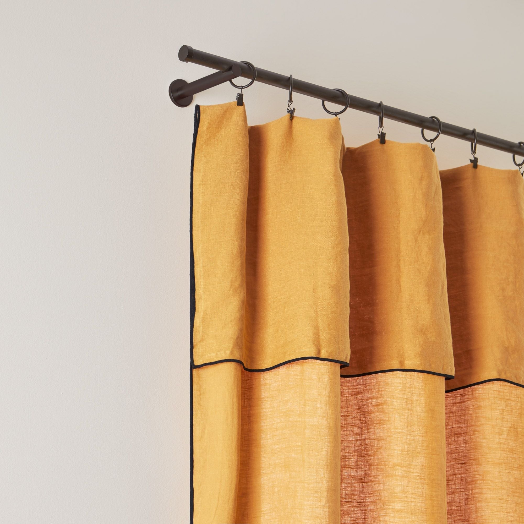 Panneau CARLINA ocre et bourdon noir