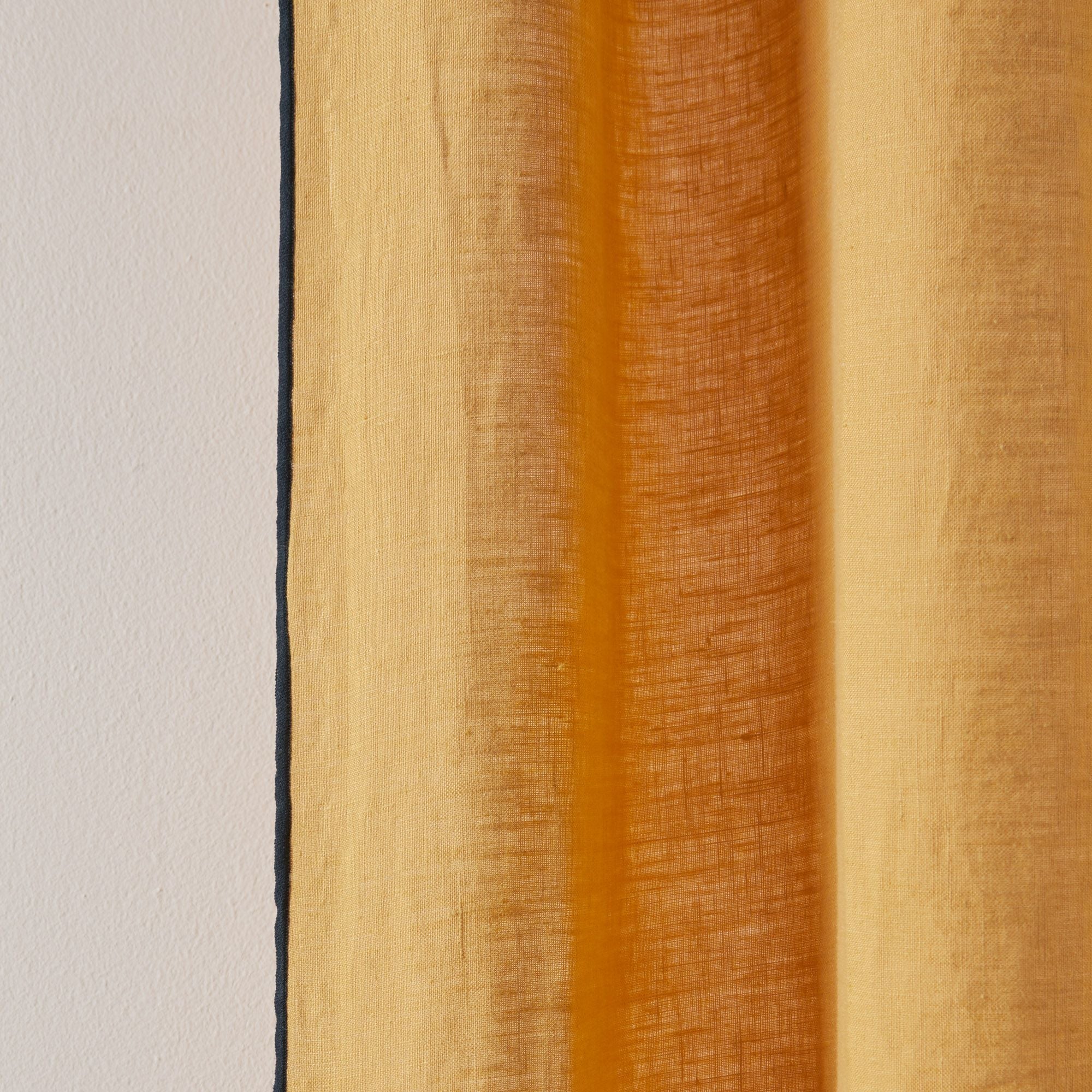 Panneau CARLINA ocre et bourdon noir