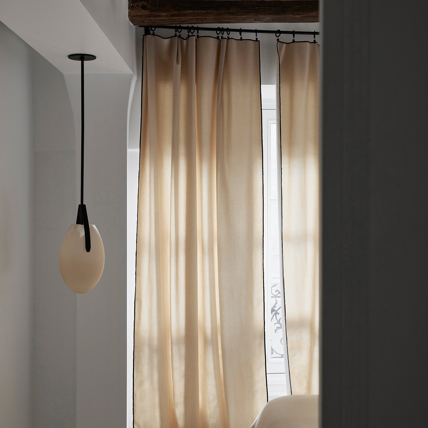 Panneau DARIO blanc antique et bourdon noir
