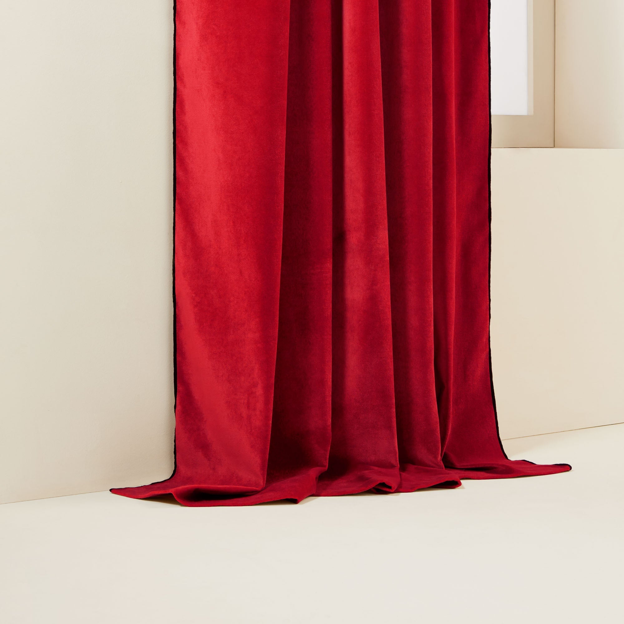 Panneau DARIO rouge opéra et bourdon noir