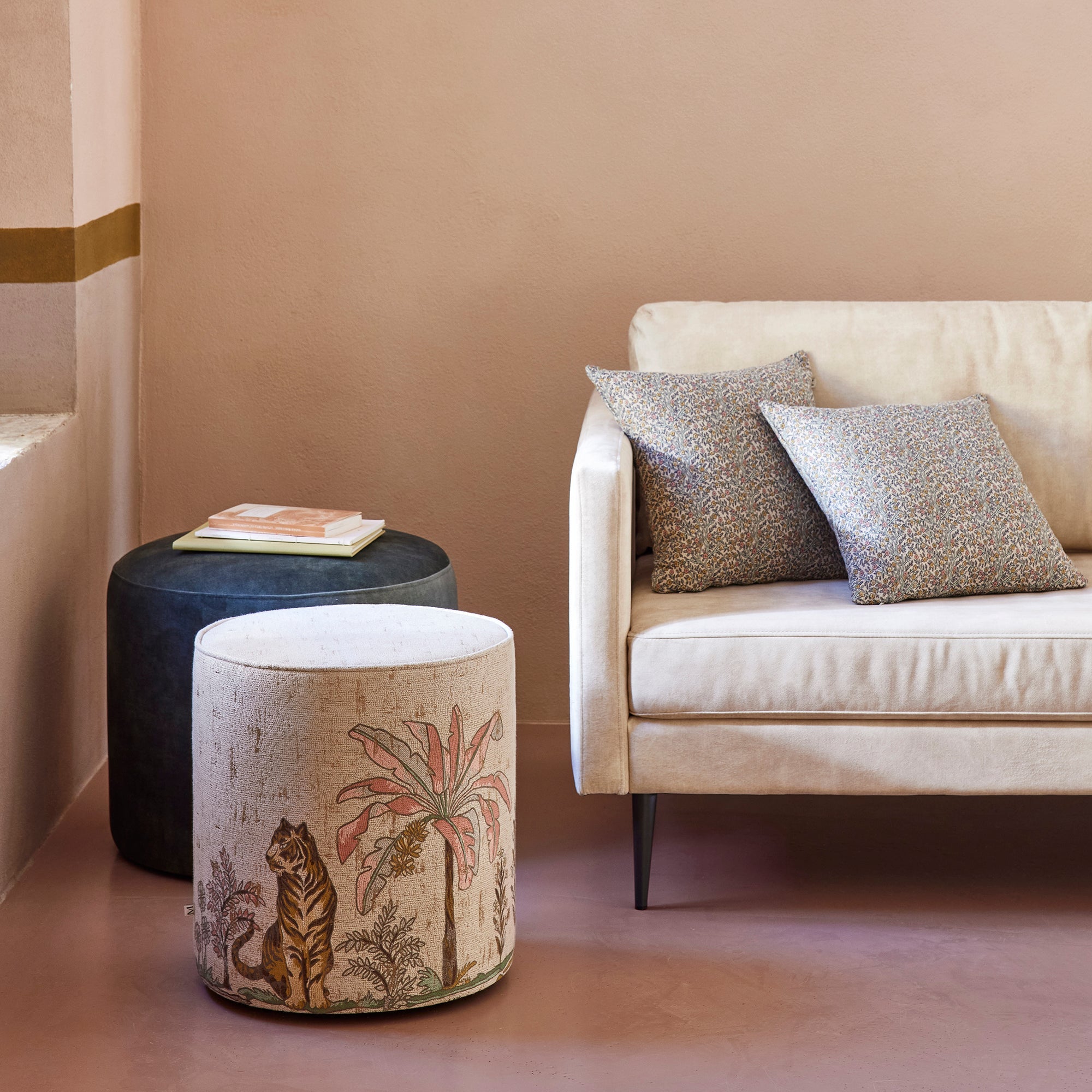 Pouf LAKKARDA beige et pastels