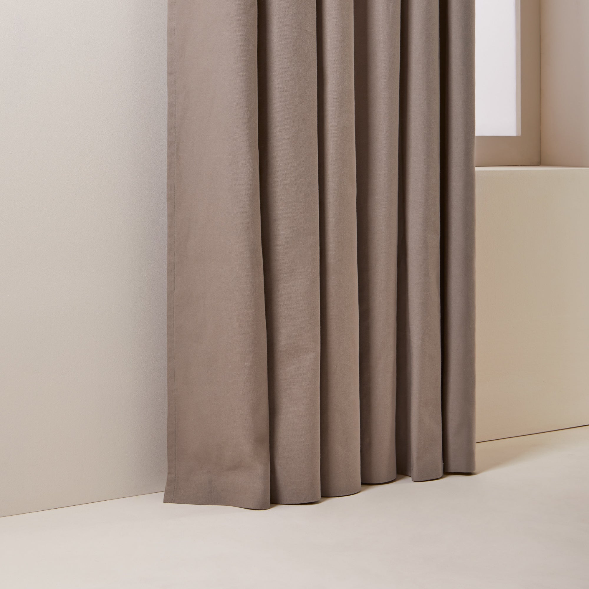 Rideau à oeillets noirs YAMI taupe