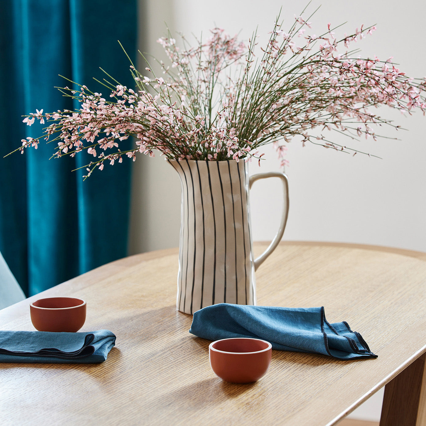 Serviette de table CARLINA pétrole et bourdon noir