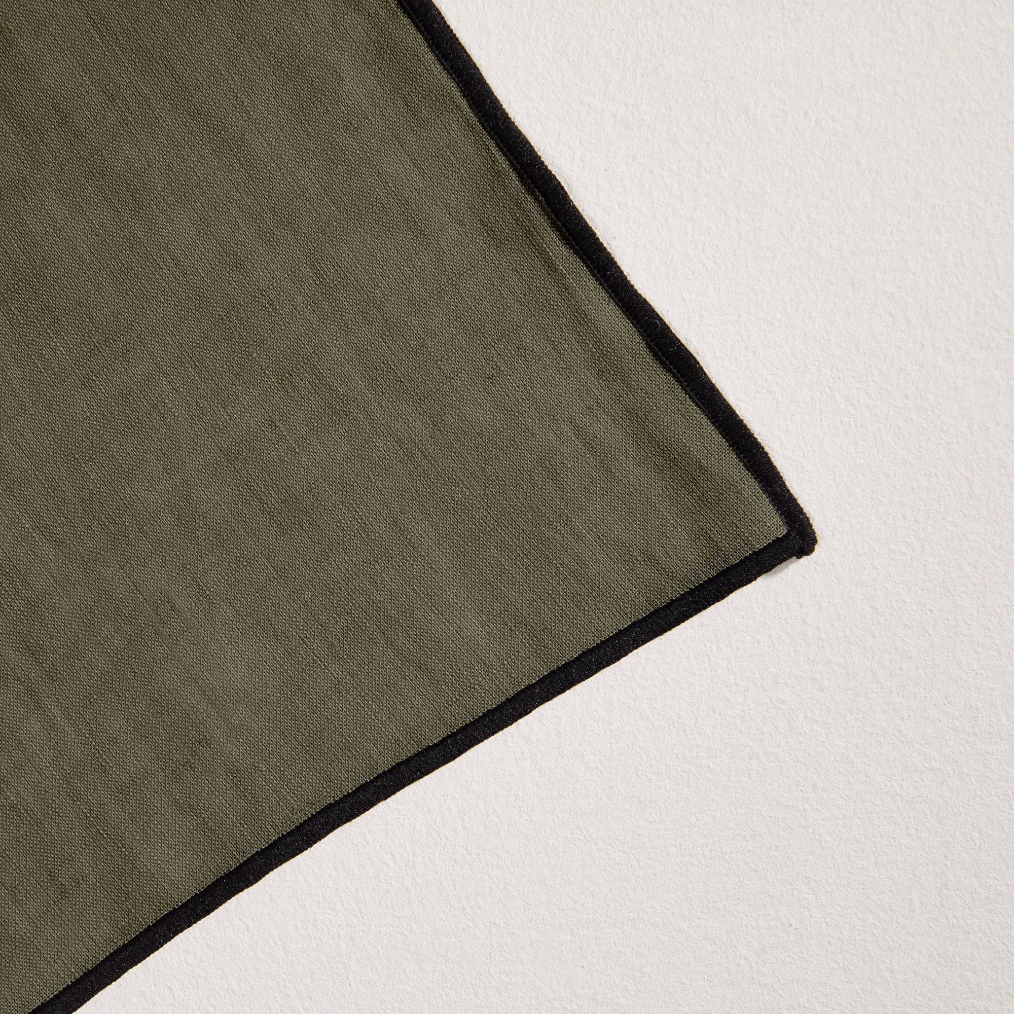Serviette de table CARLINA kaki grisé et bourdon noir