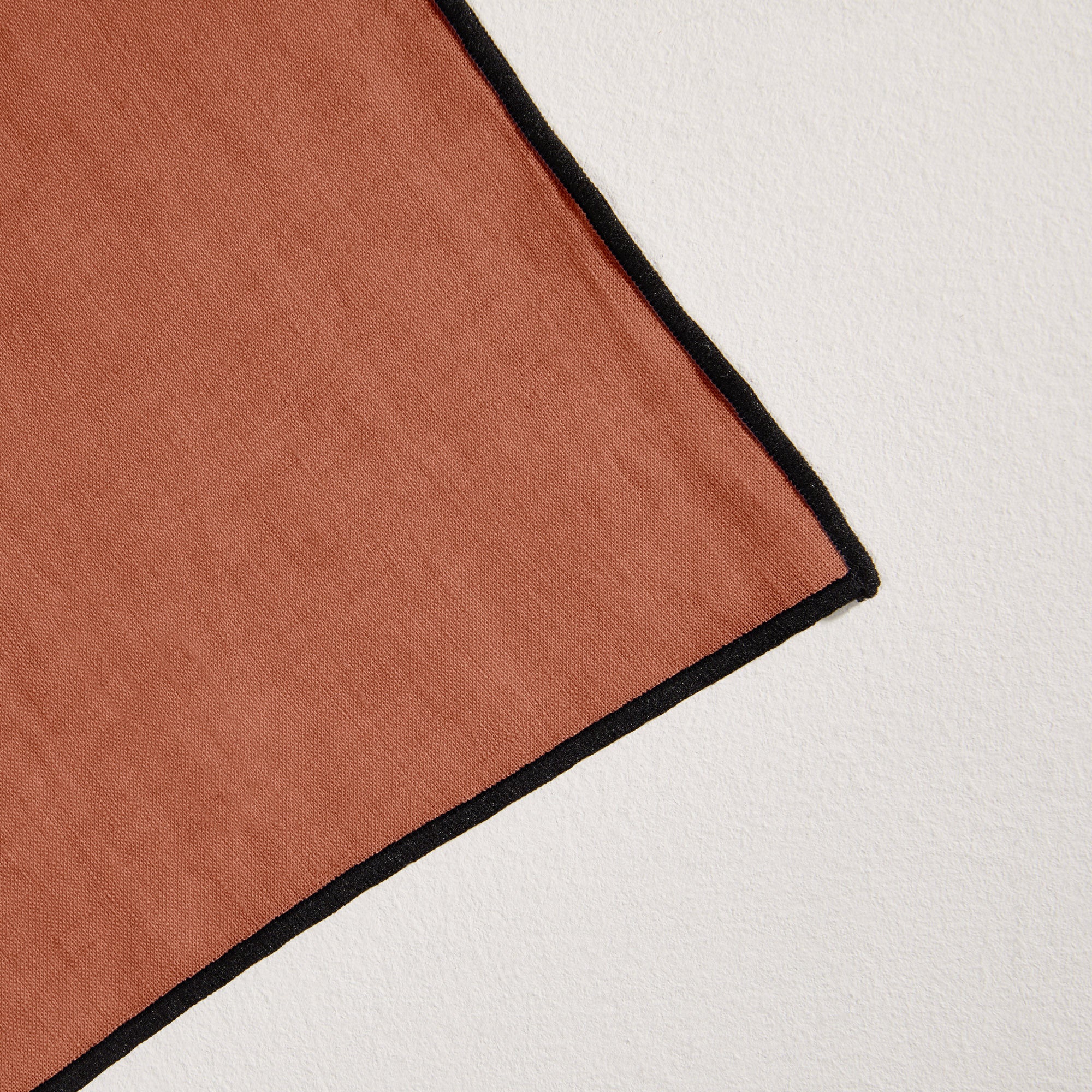 Serviette de table CARLINA terracotta et bourdon noir