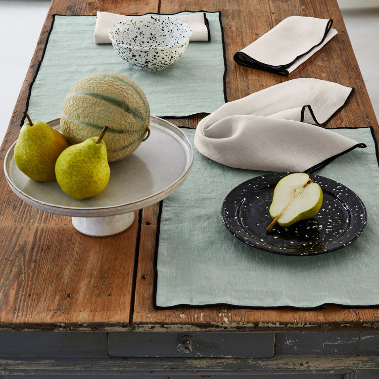 Serviette de table CARLINA calcaire et bourdon noir