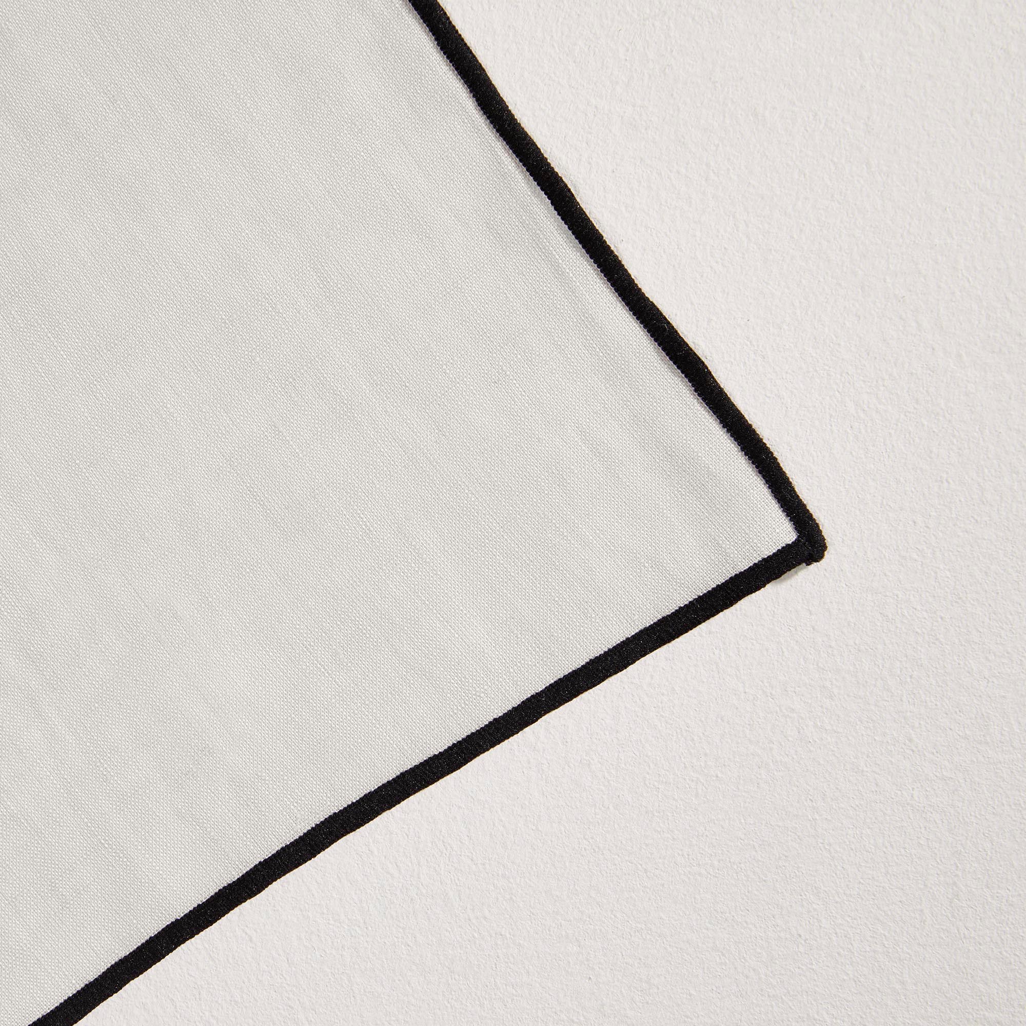 Serviette de table CARLINA calcaire et bourdon noir