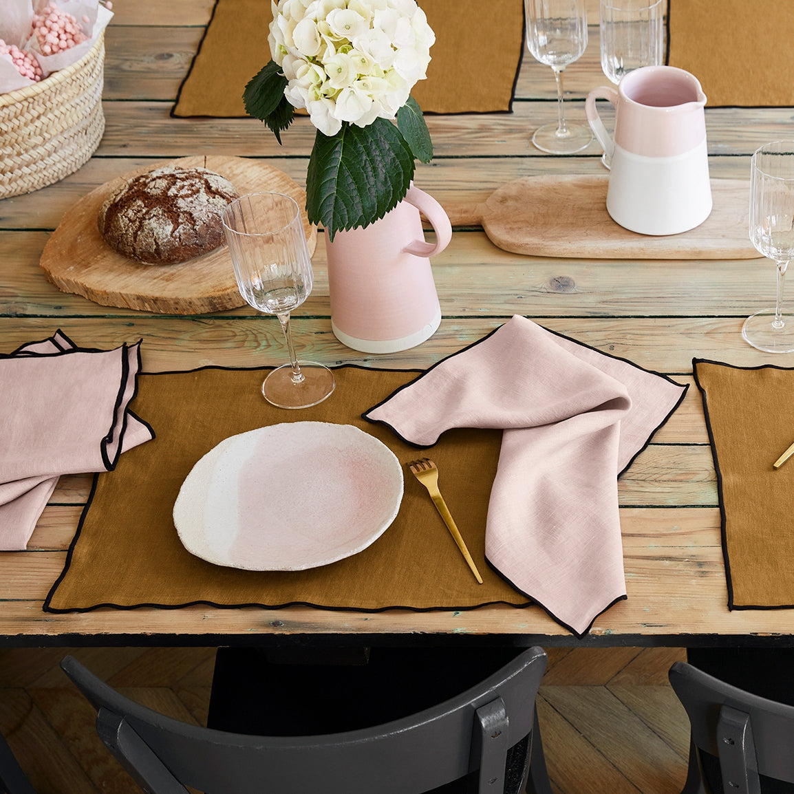 Serviette de table CARLINA rose poudré et bourdon noir