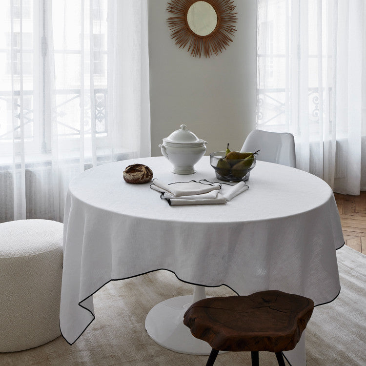 Serviette de table CARLINA blanc pur et bourdon noir