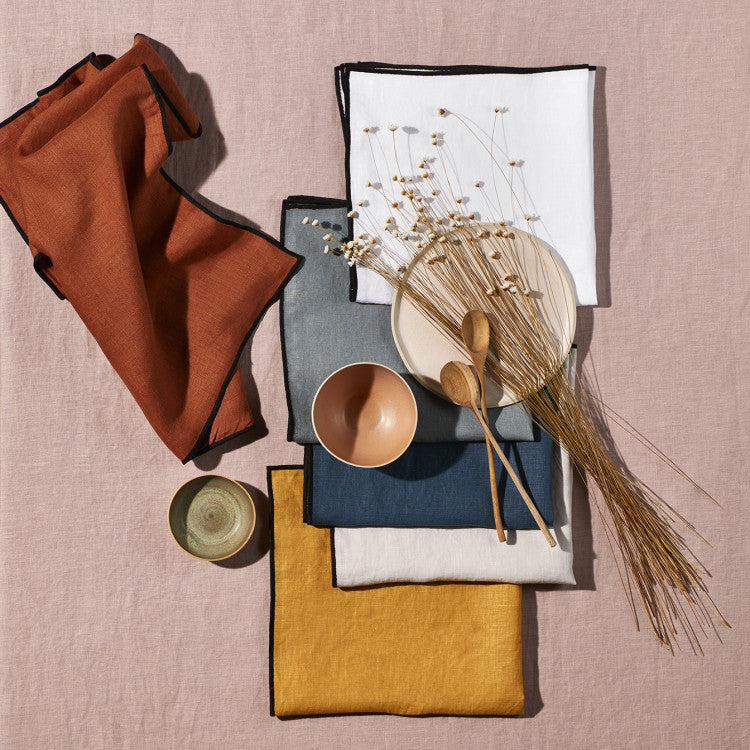 Serviette de table CARLINA blanc pur et bourdon noir