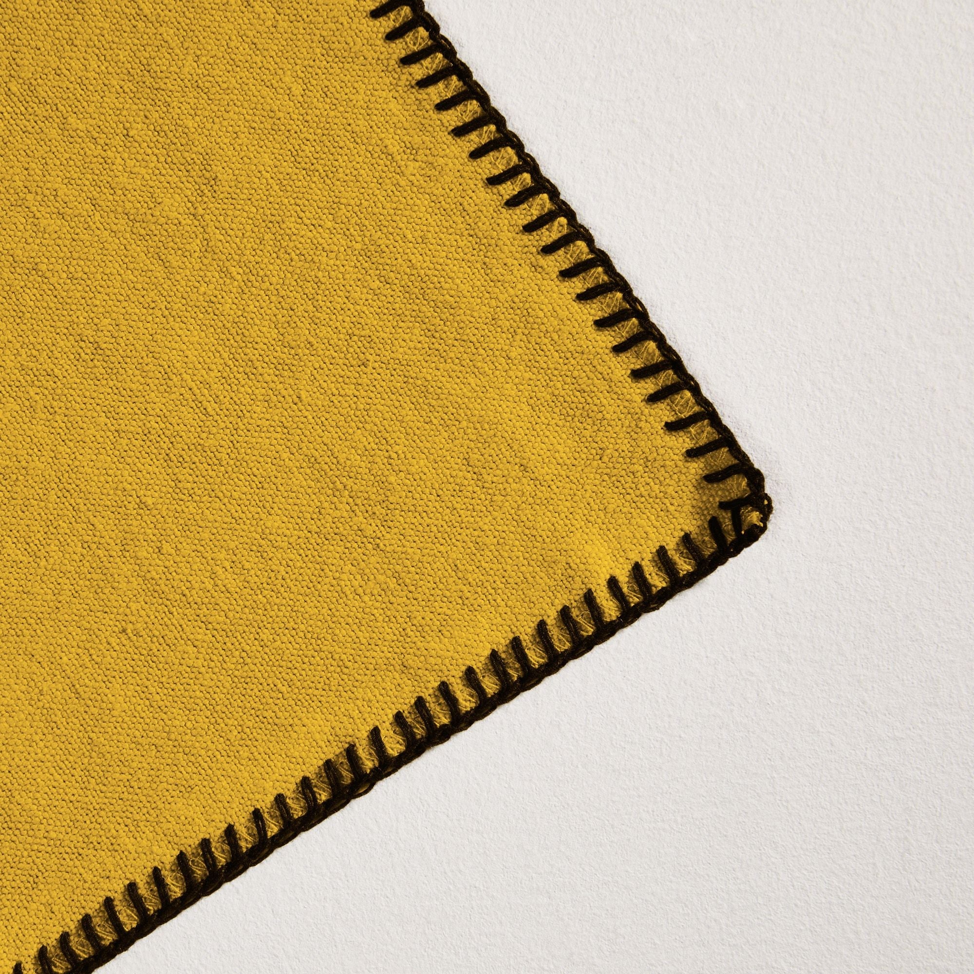 Serviette de table NINO ocre et feston noir