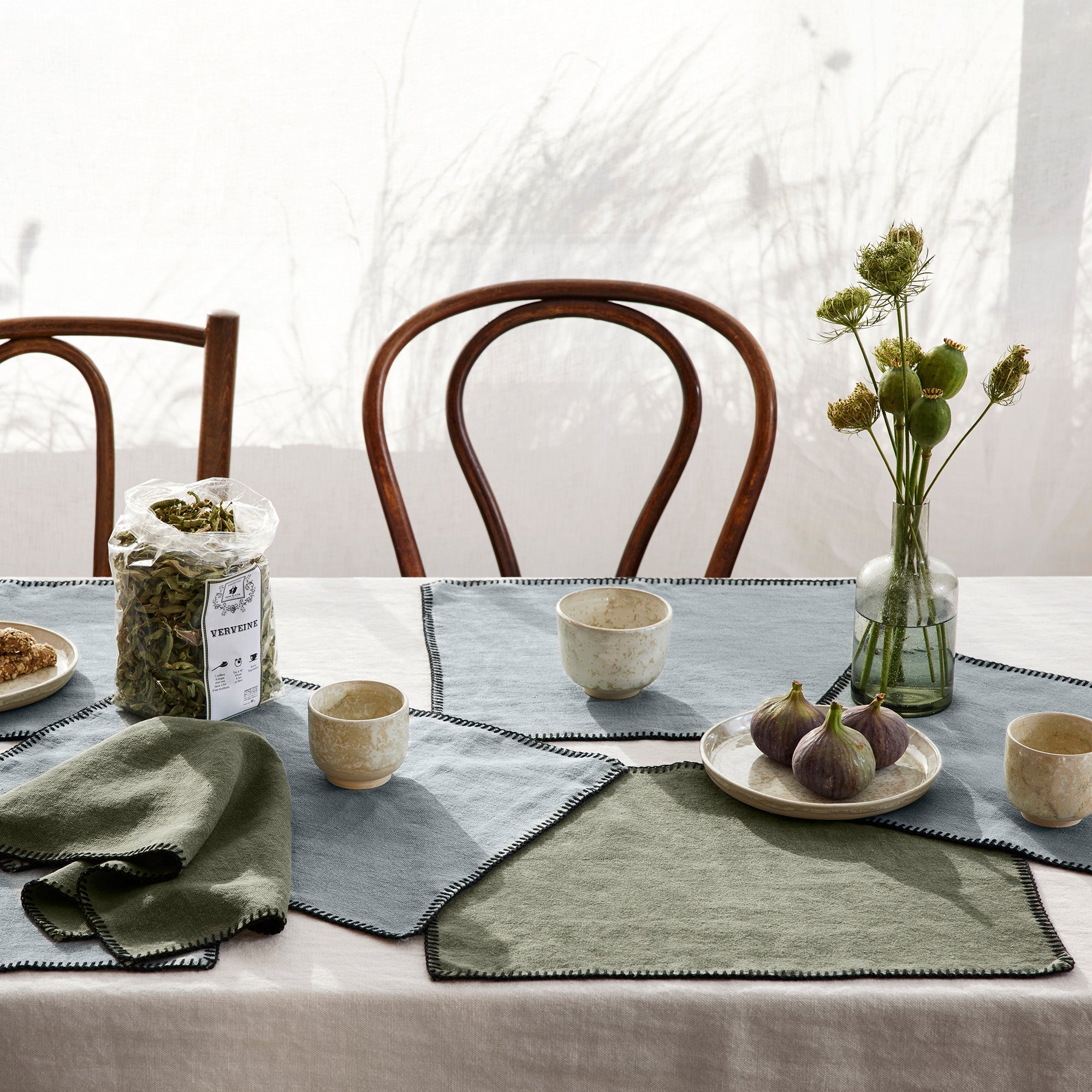 Set de table NINO kaki grisé et feston noir