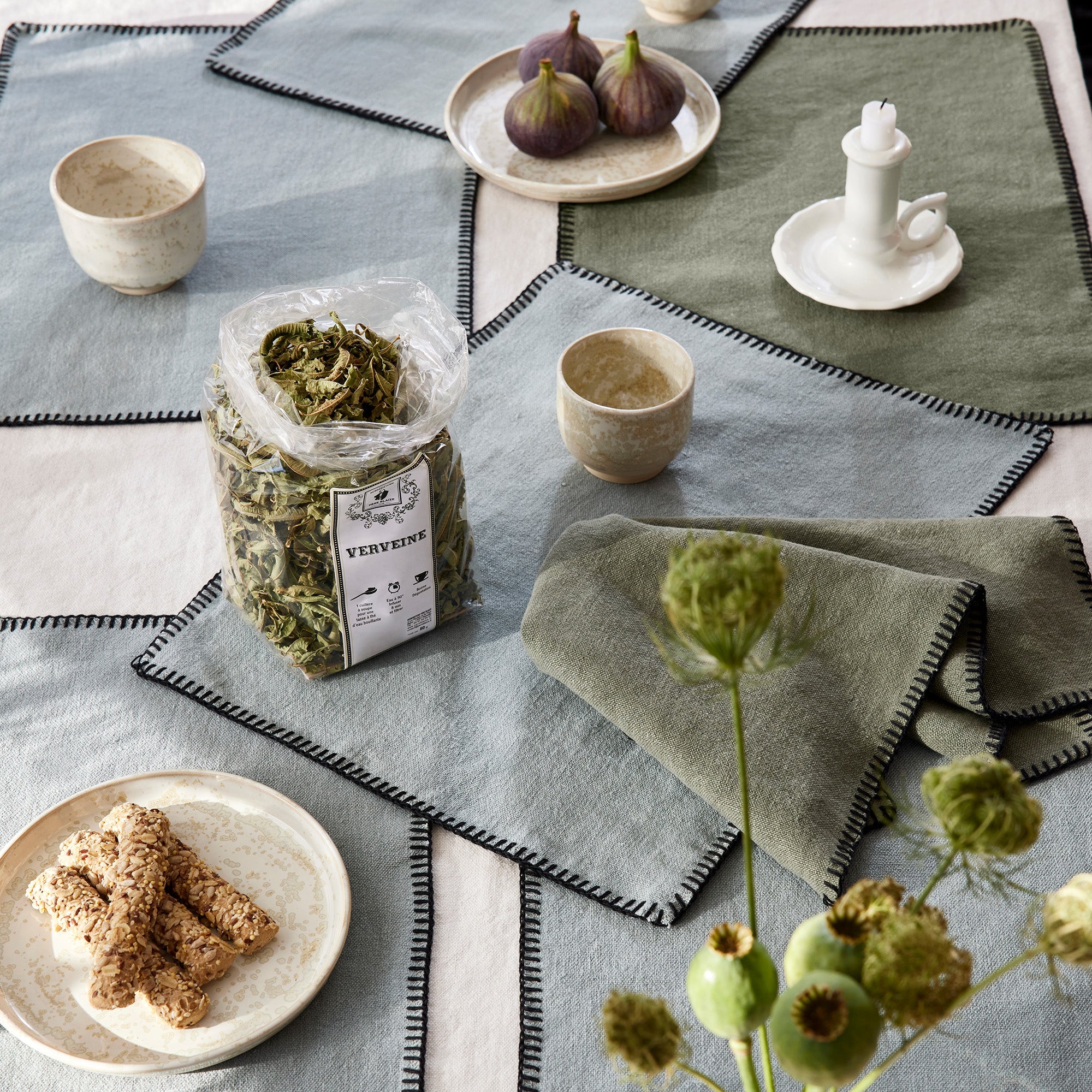 Set de table NINO vert de gris et feston noir