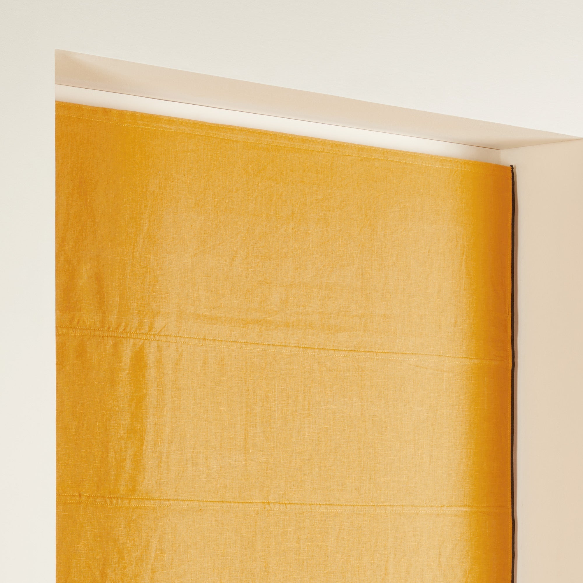 Store bateau occultant CARLINA ocre et bourdon noir