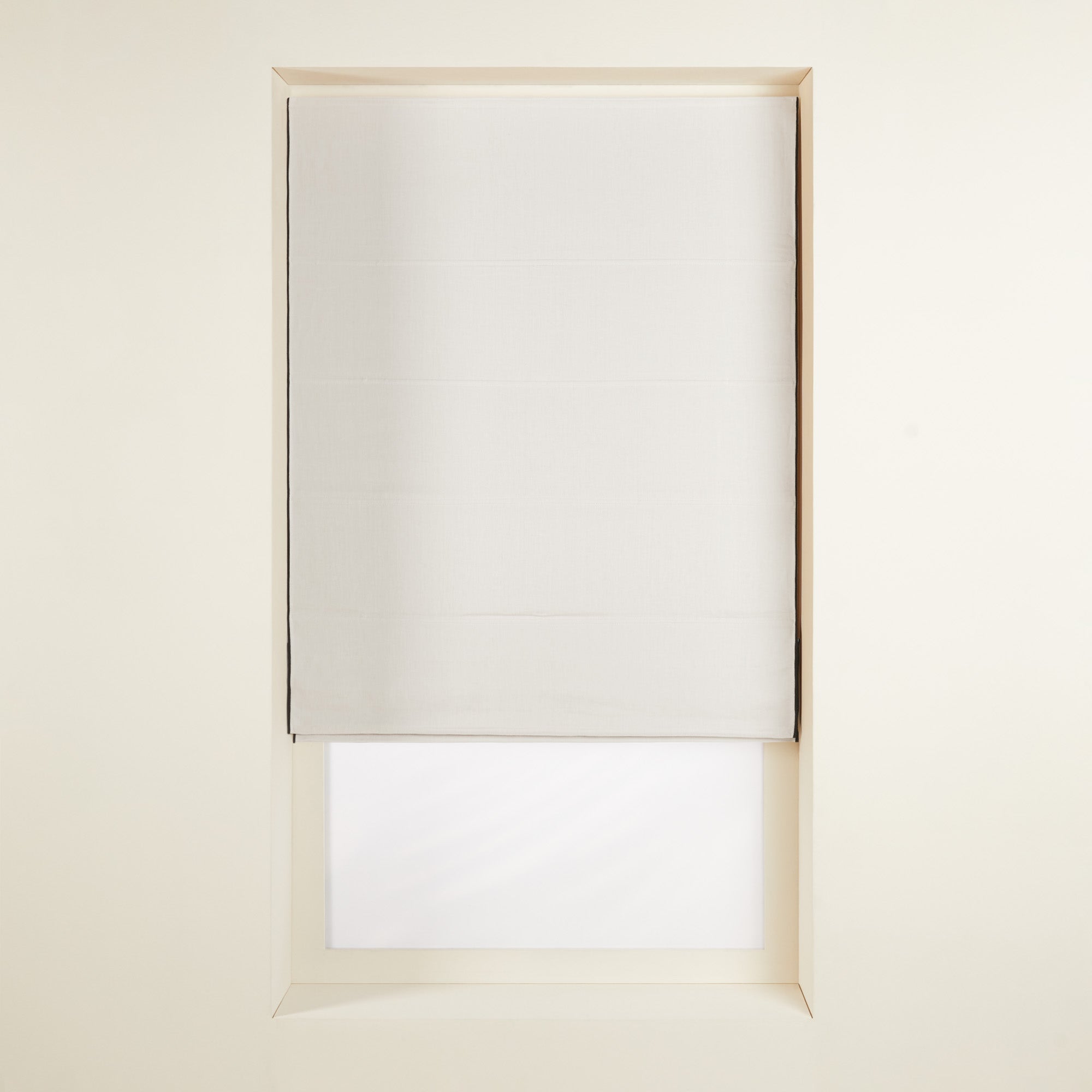 Store bateau occultant CARLINA calcaire et bourdon noir