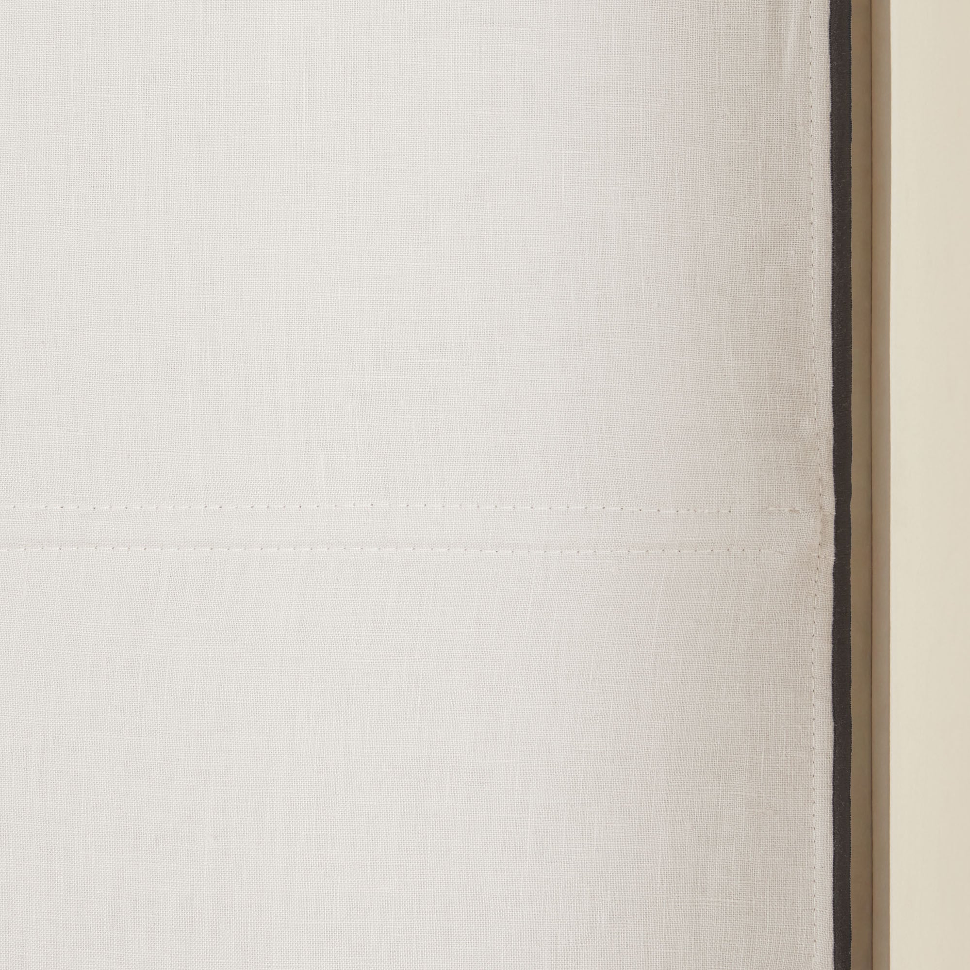 Store bateau occultant CARLINA calcaire et bourdon noir