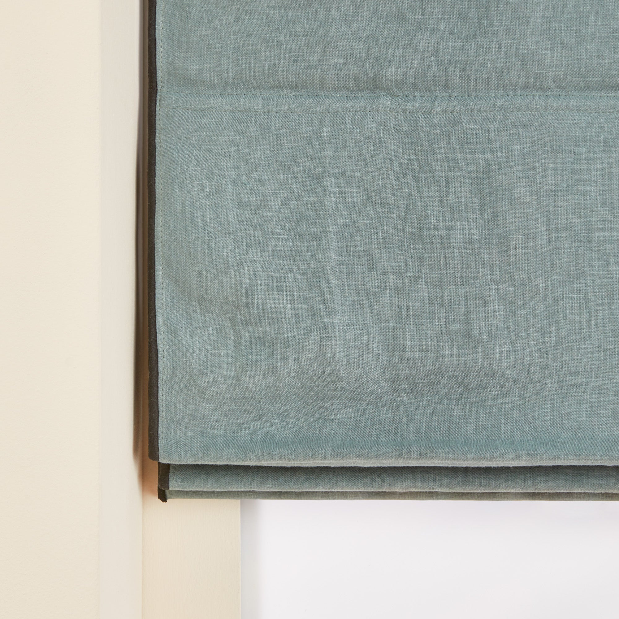 Store bateau occultant CARLINA vert de gris et bourdon noir