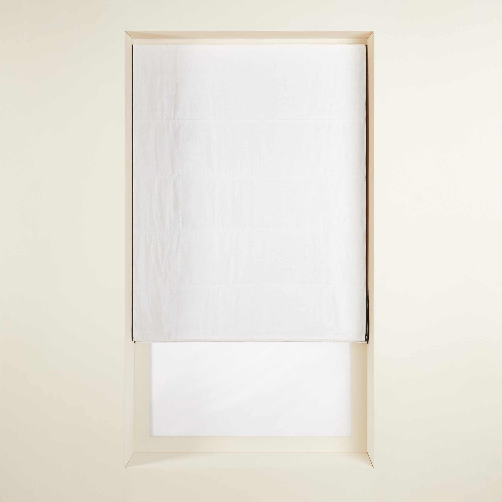 Store bateau occultant CARLINA blanc pur et bourdon noir