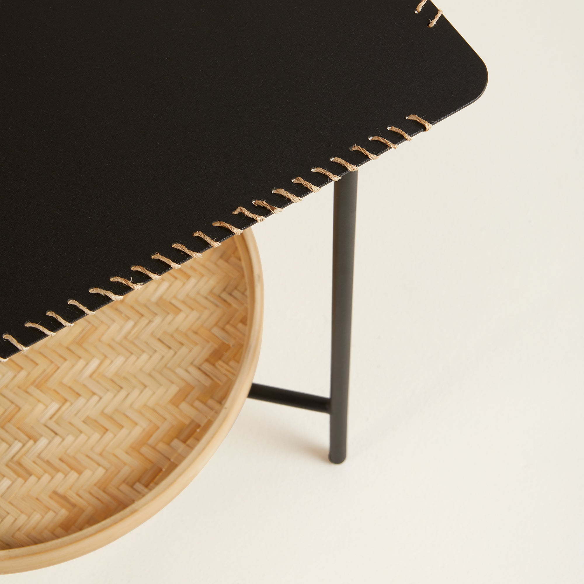 Table d'appoint RAKEL noir mat et bambou